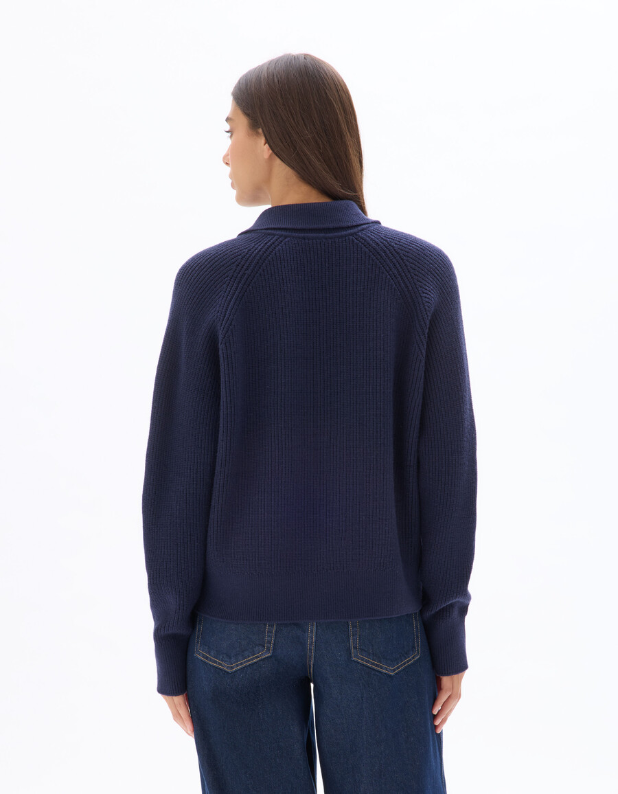 suéter de cuello polo de punto azul marino