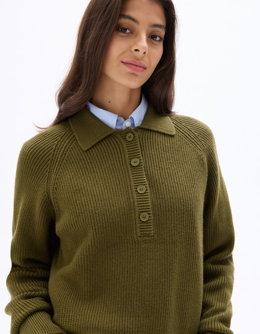 suéter de cuello polo de punto verde