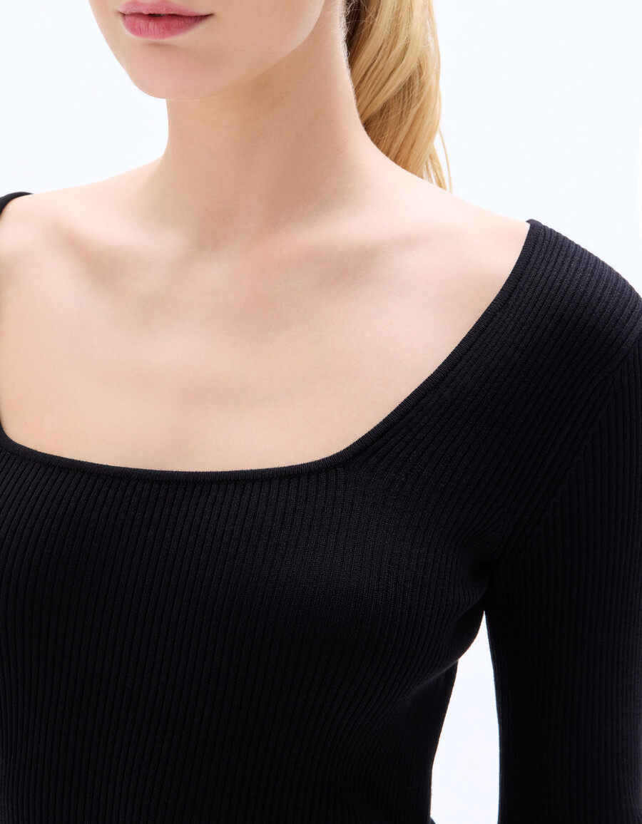 camiseta de punto acanalado con cuello cuadrado