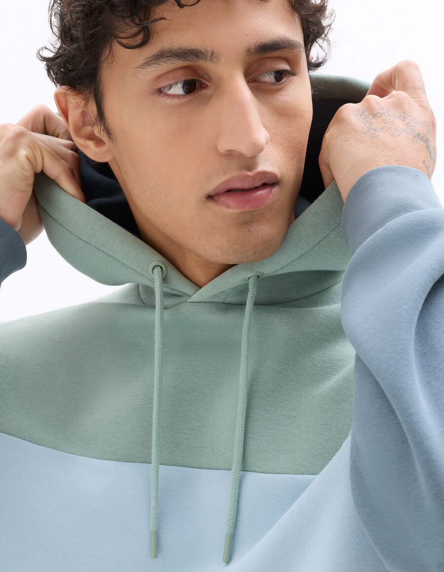 sudadera con capucha y bloques de color de corte regular