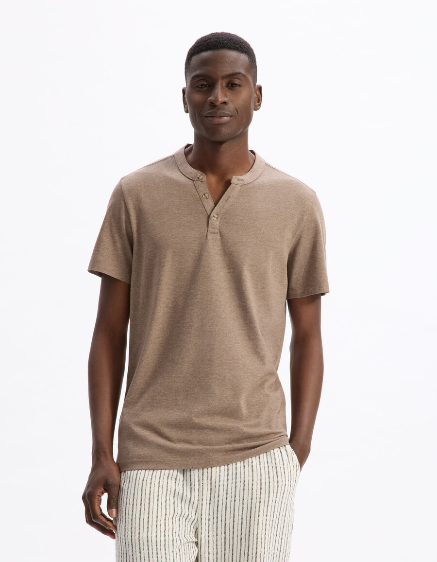 camiseta de mezcla de algodón con cuello henley y corte regular
