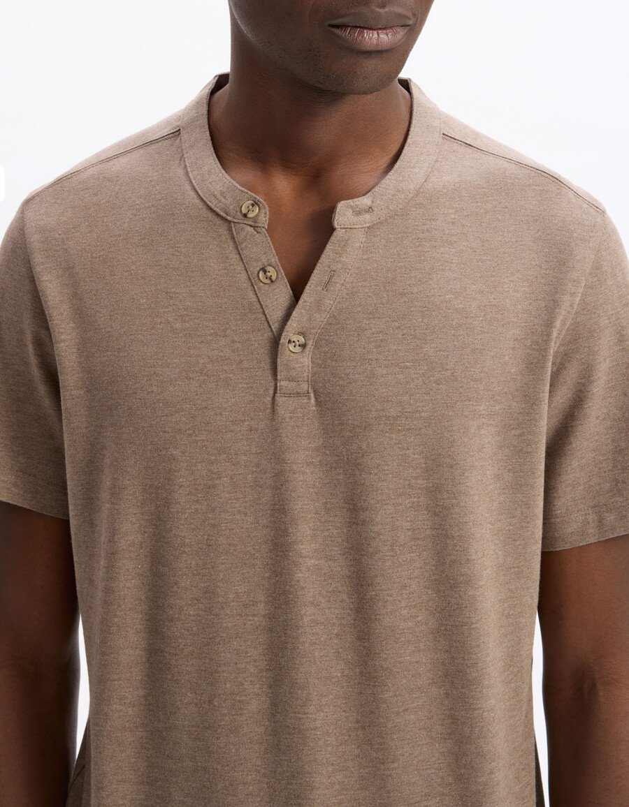 camiseta de mezcla de algodón con cuello henley y corte regular
