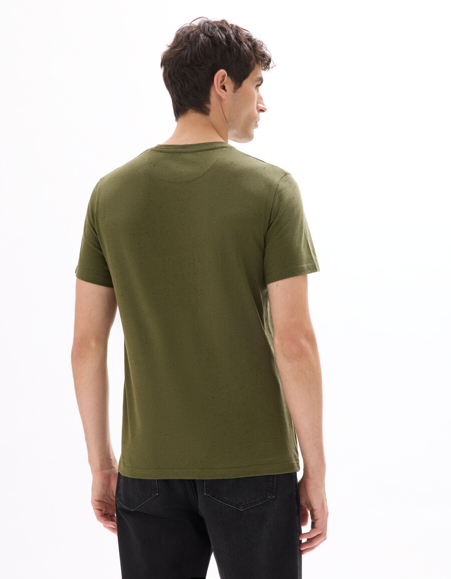 camiseta de corte regular con cuello redondo y relieve