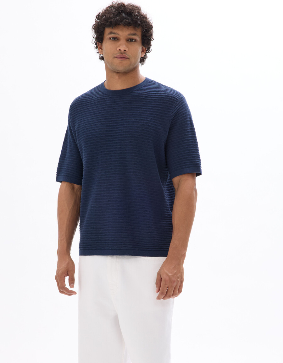 camiseta de punto calado con cuello redondo y corte cuadrado