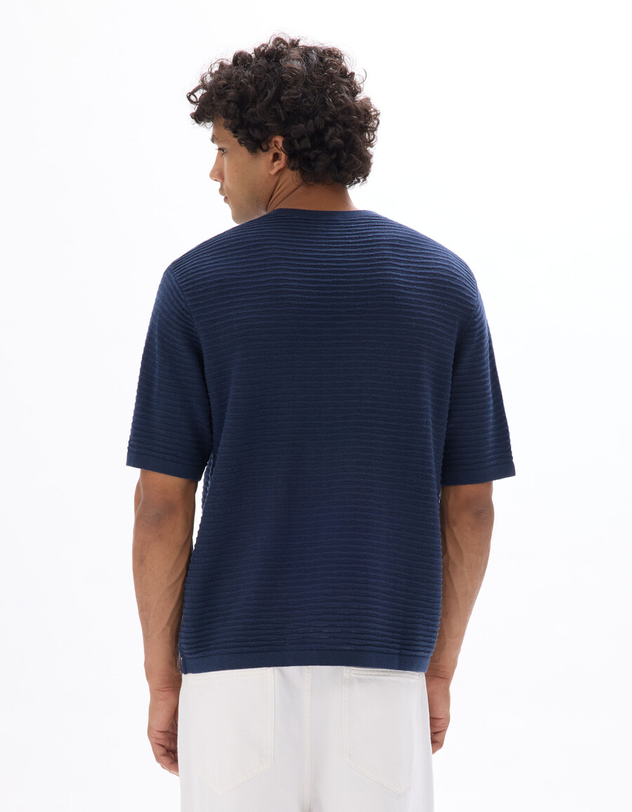 camiseta de punto calado con cuello redondo y corte cuadrado
