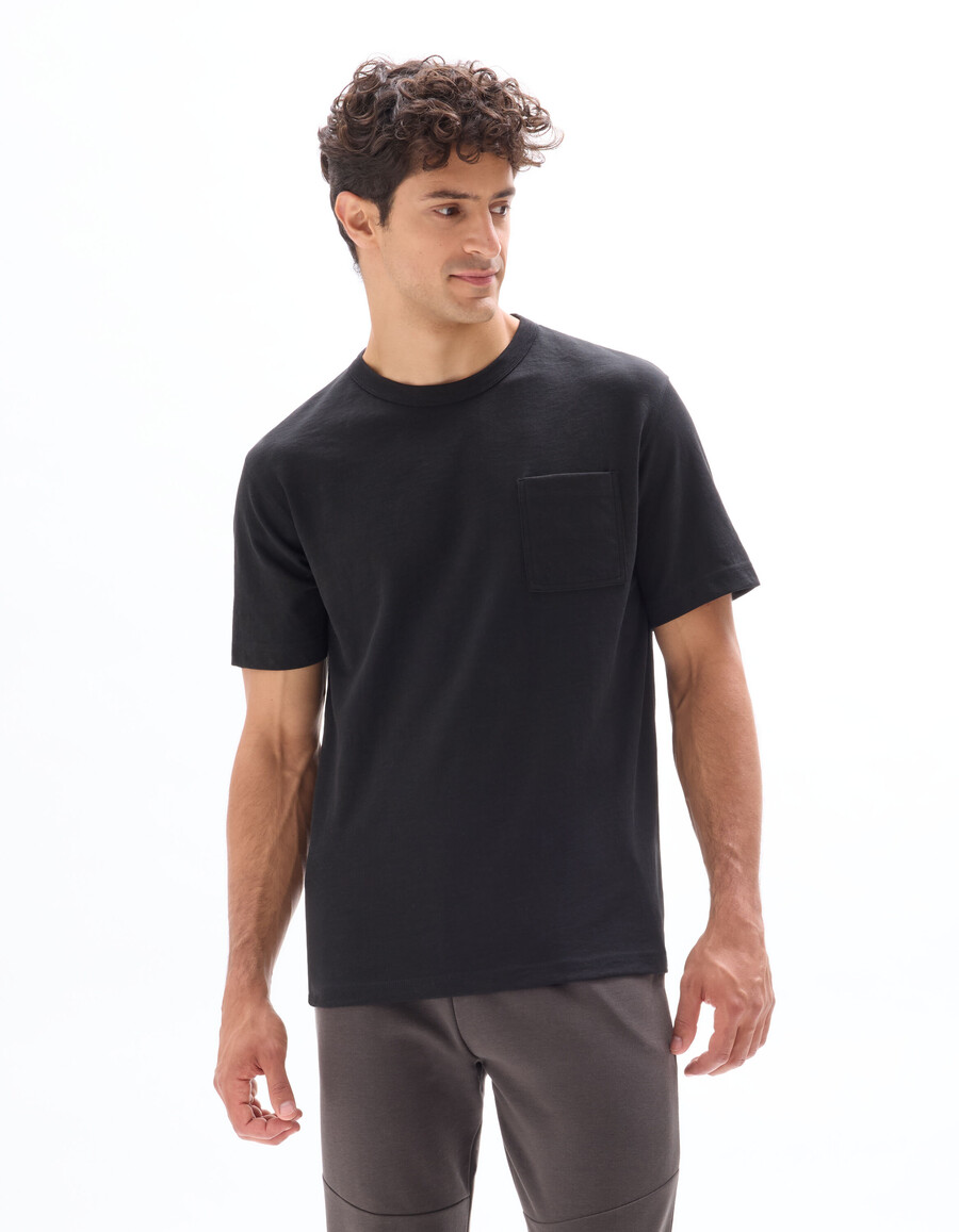camiseta de cuello redondo y flameado de corte cuadrado