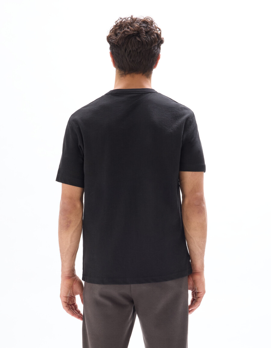 camiseta de cuello redondo y flameado de corte cuadrado