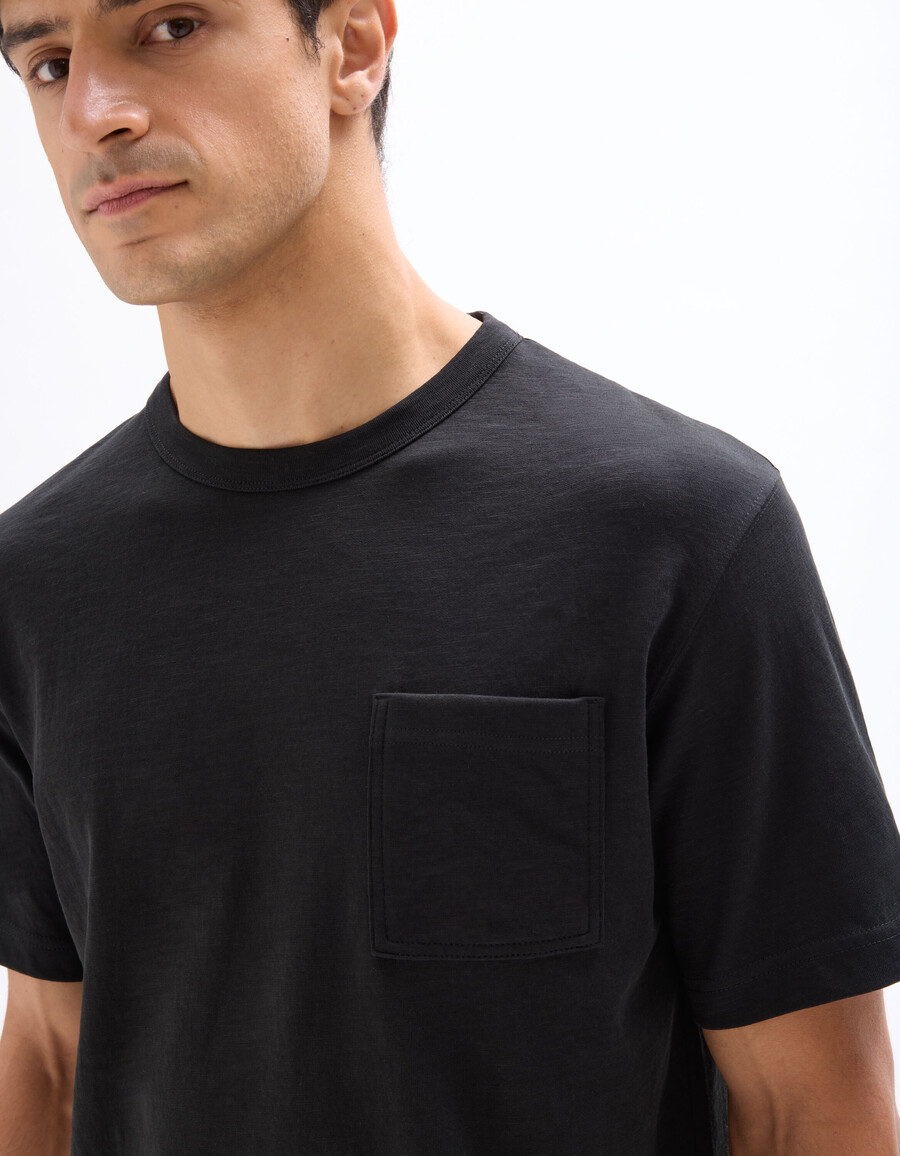 camiseta de cuello redondo y flameado de corte cuadrado