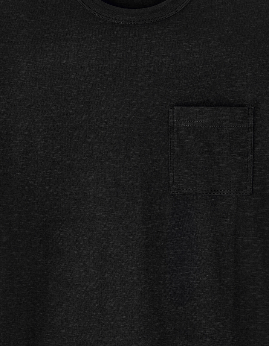 camiseta de cuello redondo y flameado de corte cuadrado