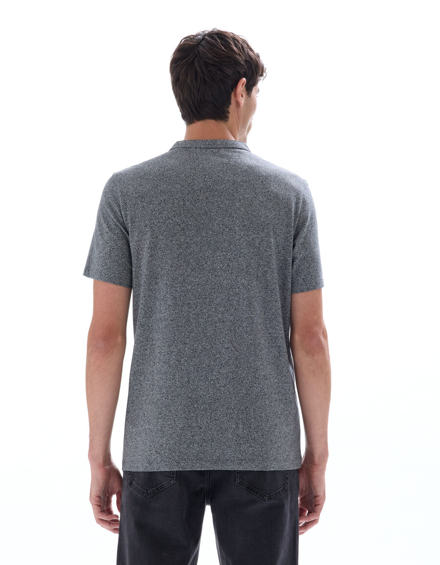 camiseta henley de mezcla de algodón de corte regular