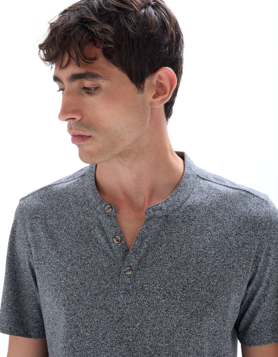 camiseta henley de mezcla de algodón de corte regular