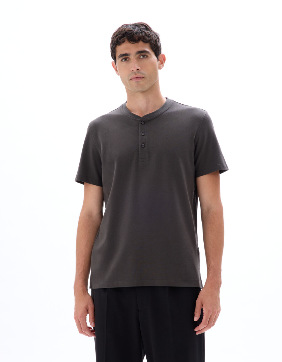 camiseta de corte regular con cuello henley algodón piqué elástico