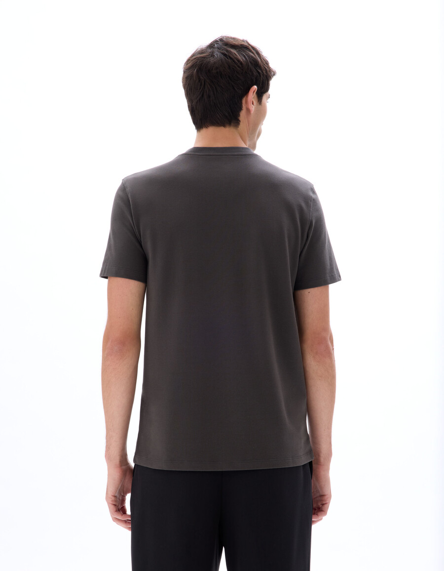 camiseta de corte regular con cuello henley algodón piqué elástico