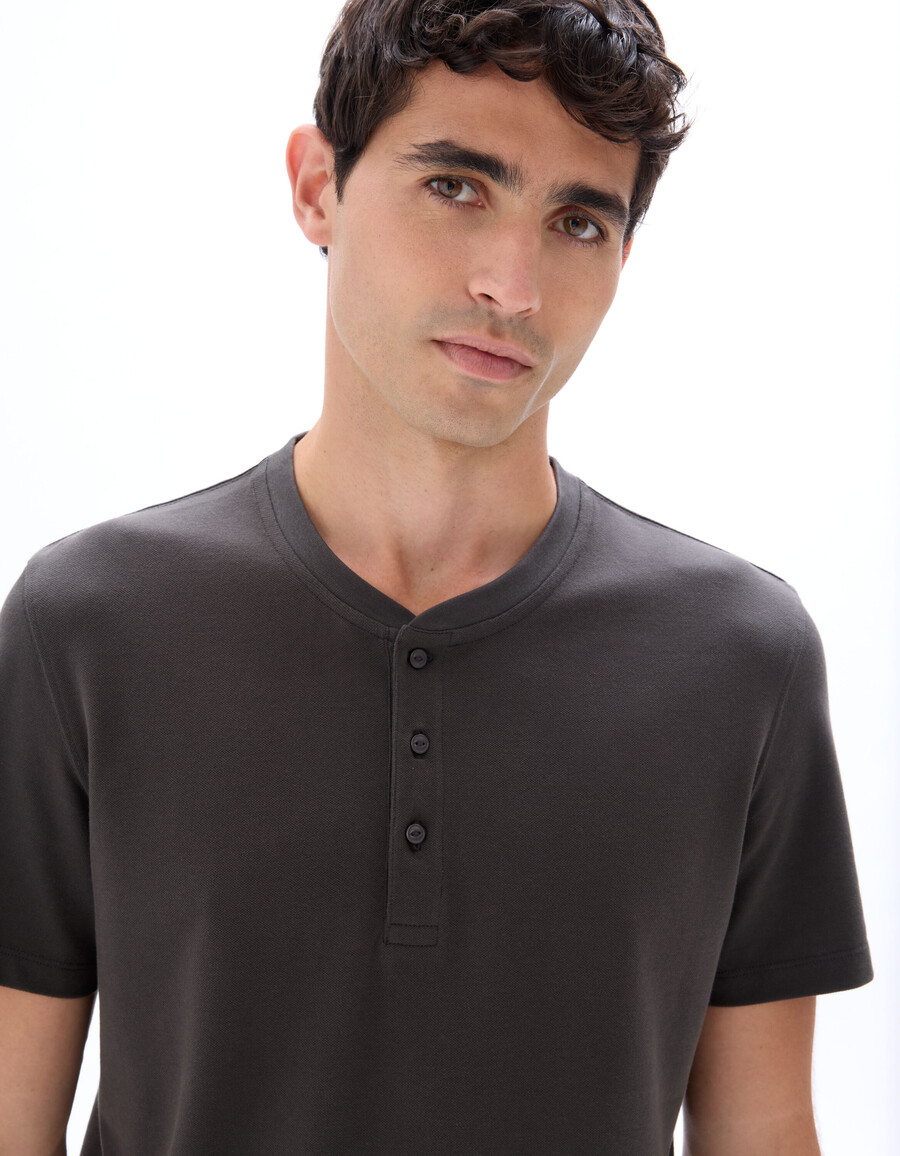 camiseta de corte regular con cuello henley algodón piqué elástico