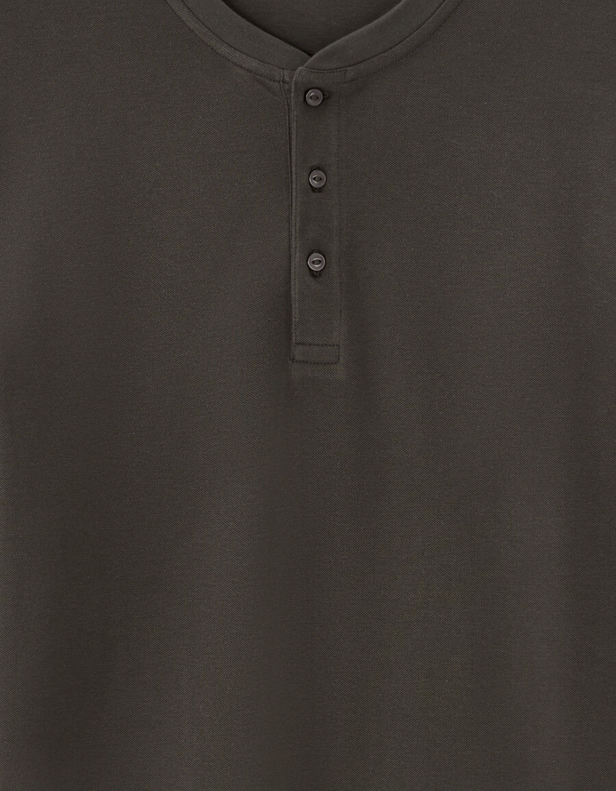 camiseta de corte regular con cuello henley algodón piqué elástico