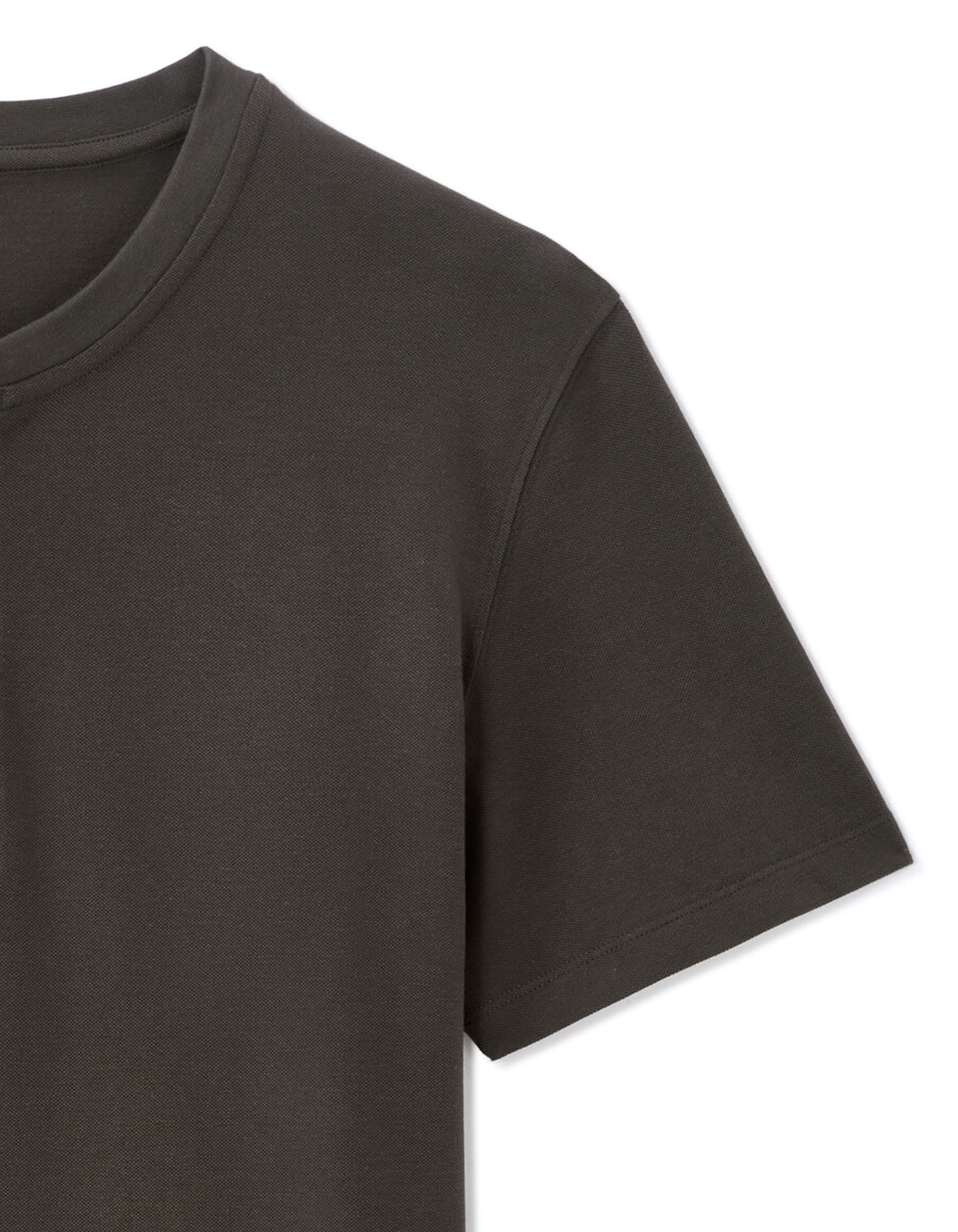 camiseta de corte regular con cuello henley algodón piqué elástico