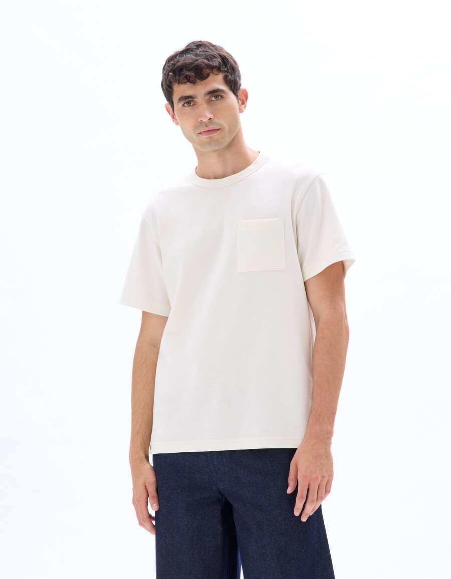 camiseta de cuello redondo y flameado