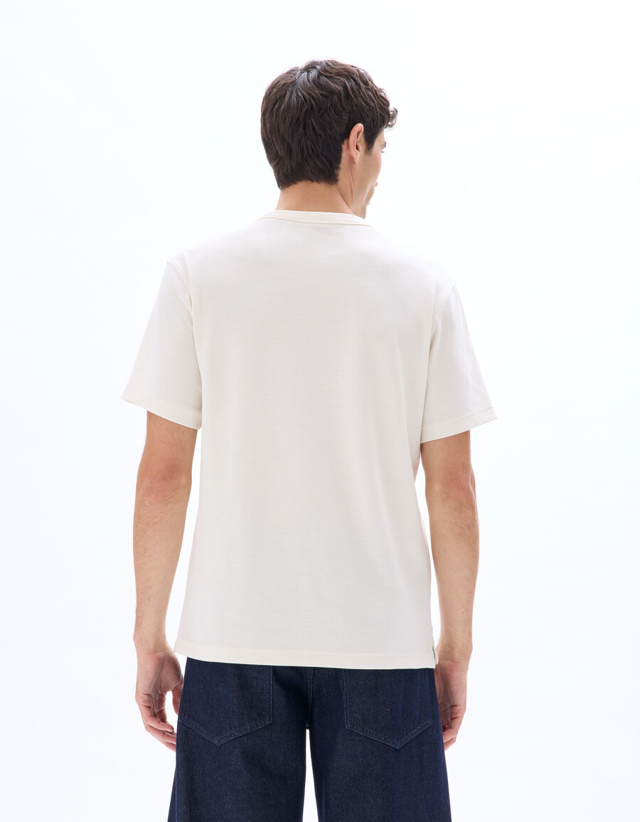 camiseta de cuello redondo y flameado