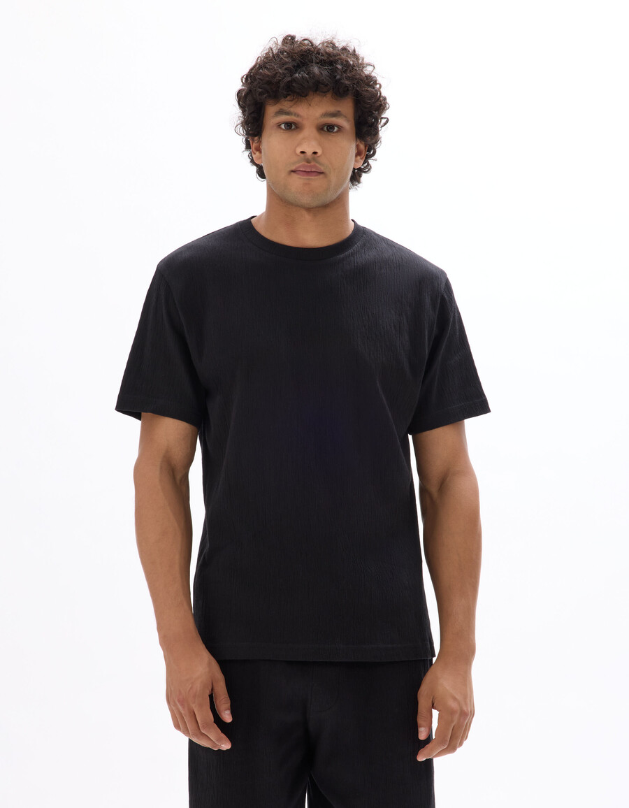 camiseta plisada de cuello redondo y corte cuadrado