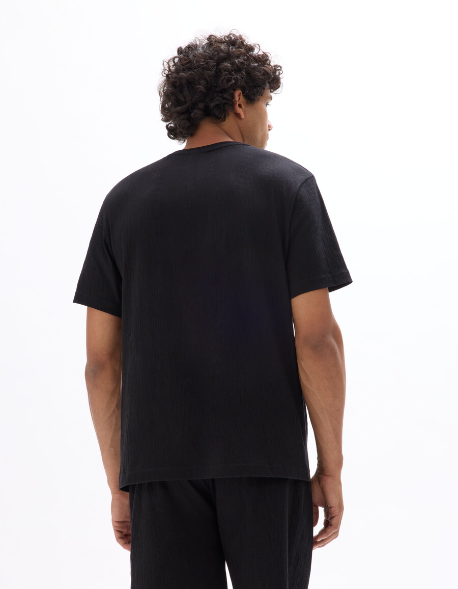camiseta plisada de cuello redondo y corte cuadrado