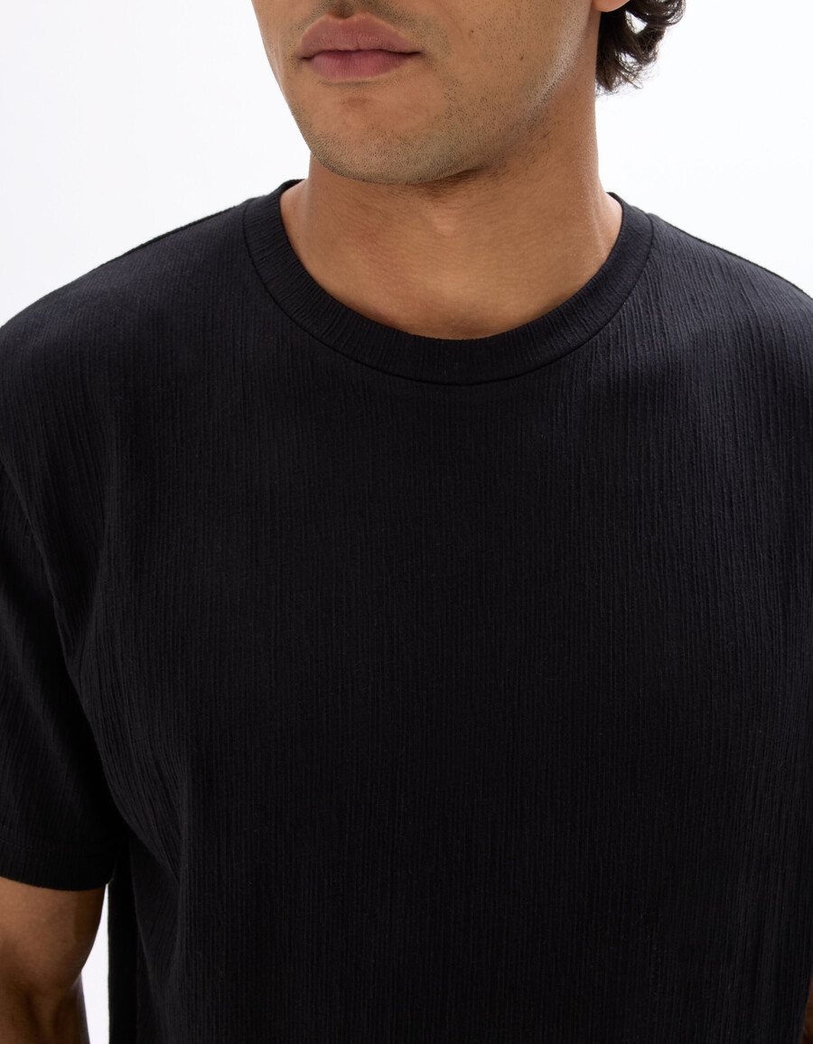 camiseta plisada de cuello redondo y corte cuadrado