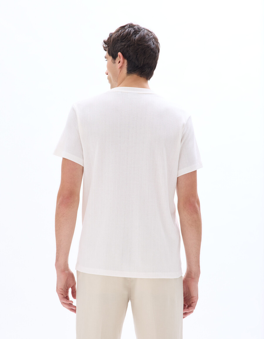 camiseta de punto acanalado con cuello henley y corte regular