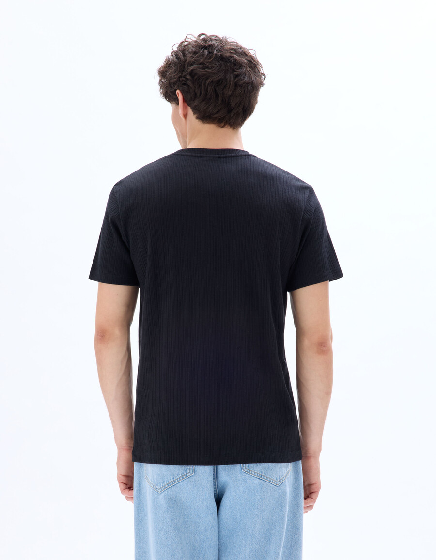 camiseta de punto acanalado con cuello henley y corte regular