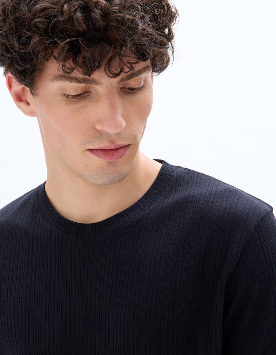 camiseta de punto acanalado con cuello henley y corte regular